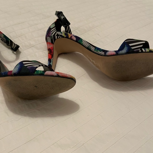 Floral Print Stiletto - Picture 5 of 5